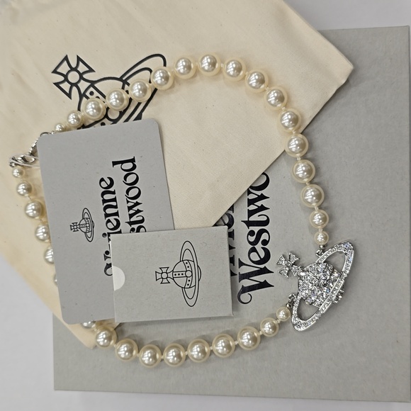 VIVIENNE WESTWOOD Elegant Pearl Necklace with Silver Pendant - Picture 2 of 5